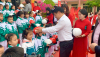 Trao tặng mũ bảo hiểm cho học sinh lớp 1 tại Trường tiểu học số 1 Thị trấn huyện Tuần Giáo